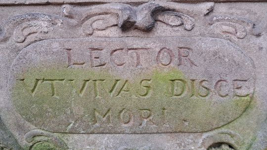 Ut vivas disce mori – czego nas uczą cmentarze?